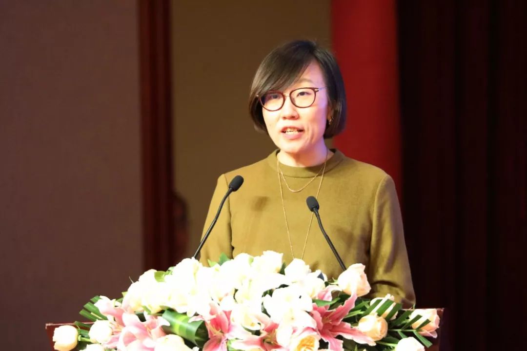 新奥集团常务副总裁张瑾宣读"十佳自驱组织"表彰决定