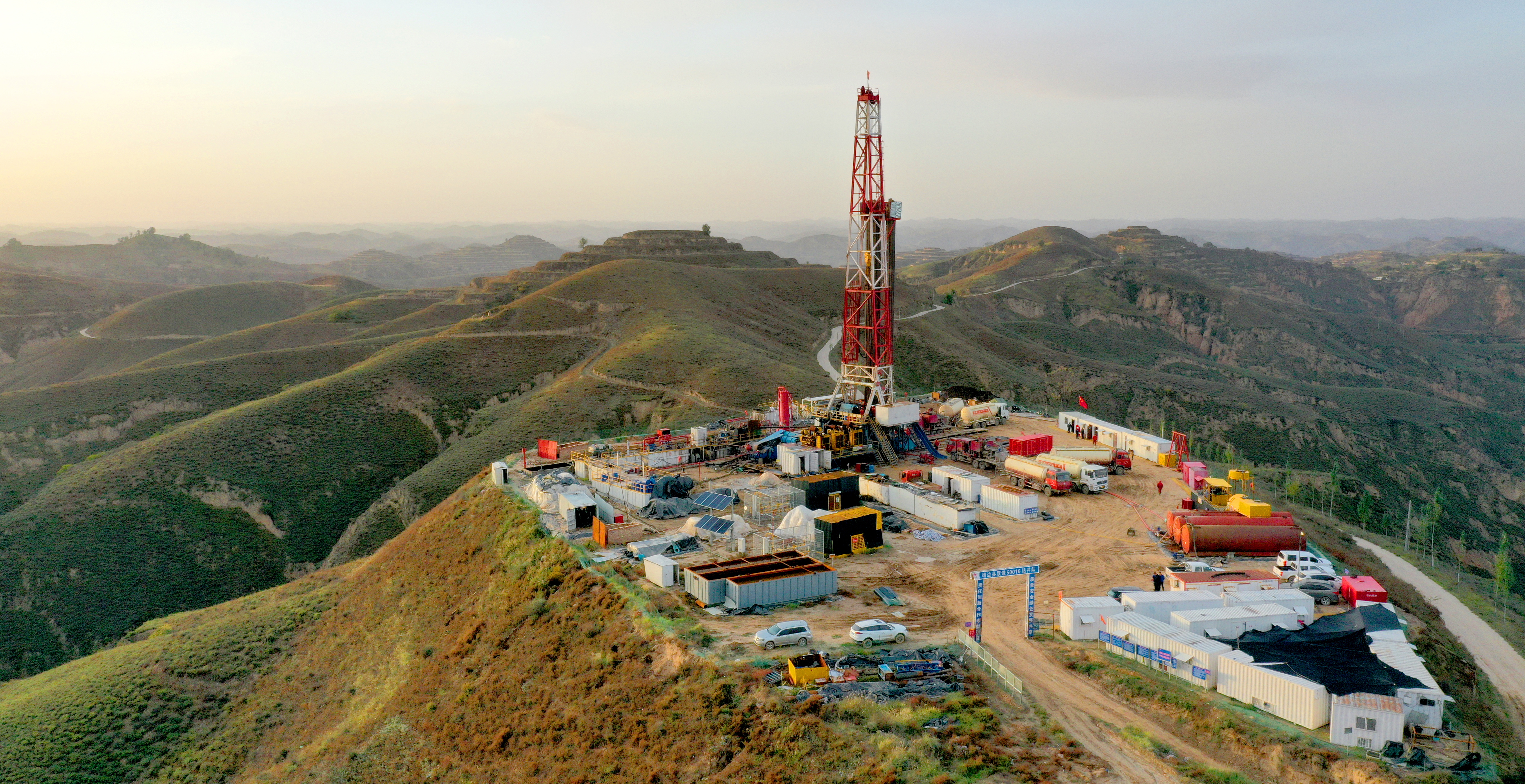 气田公司圆满完成2024年天然气生产任务 (3).jpg 气田公司圆满完成2024年天然气生产任务 (3).jpg